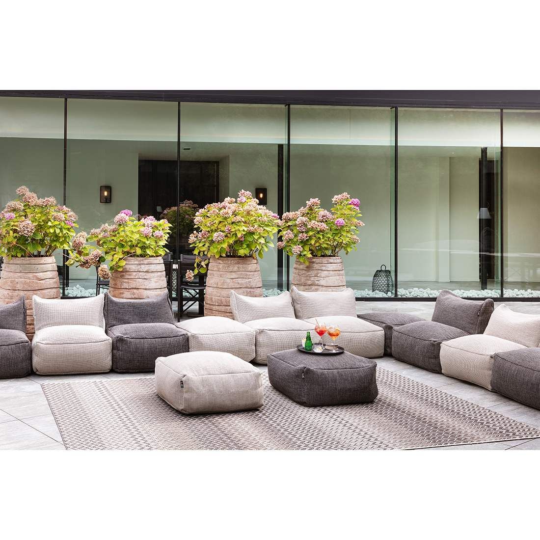 Utendørsteppe Ziggy 160x230 cm antrasitt/beige montert på terrasse