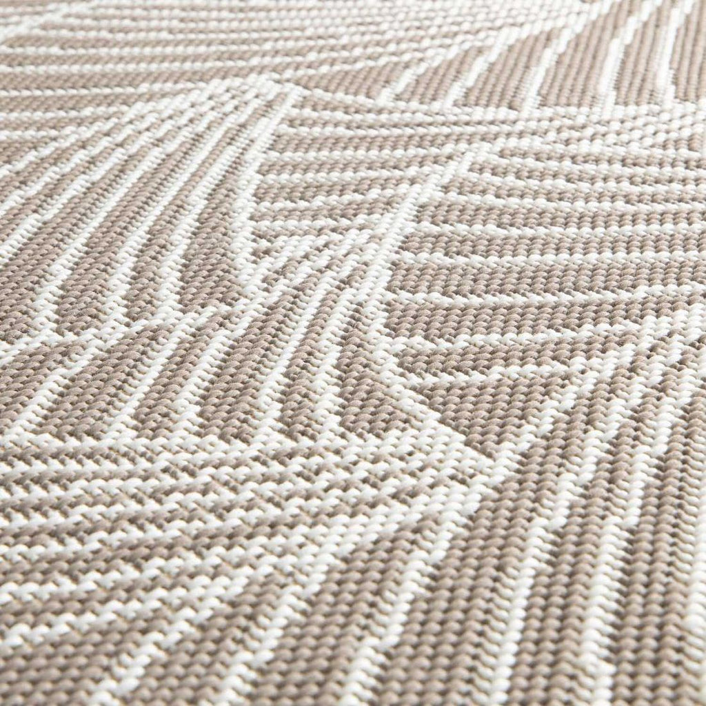 Utendørsteppe Marsanne 155x230 cm beige montert på terrasse