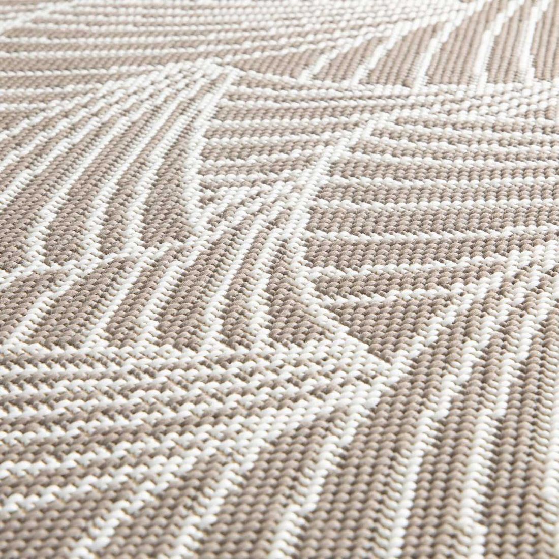 Utendørsteppe Marsanne 155x230 cm beige montert på terrasse
