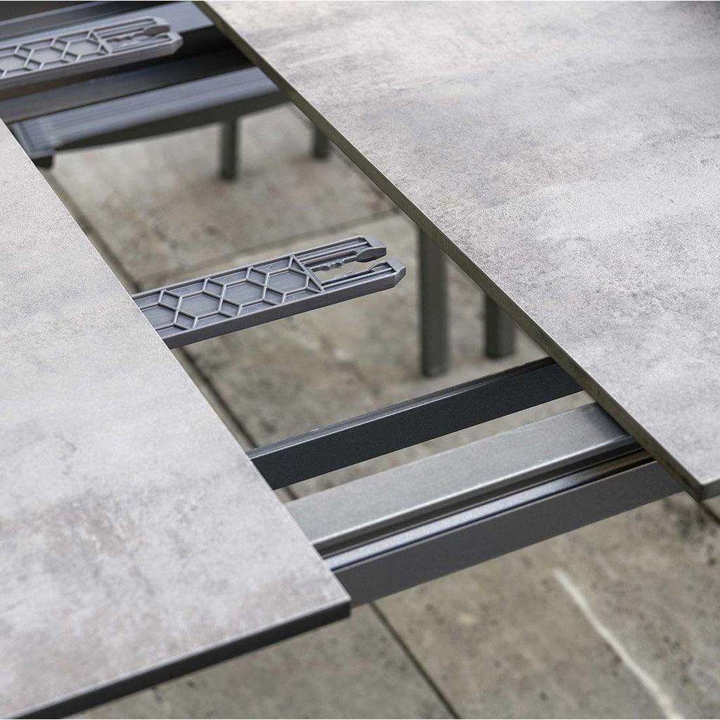 Uttrekkbart hagebord aluminium Silverstar 160/210x90 cm Stern montert på terrasse