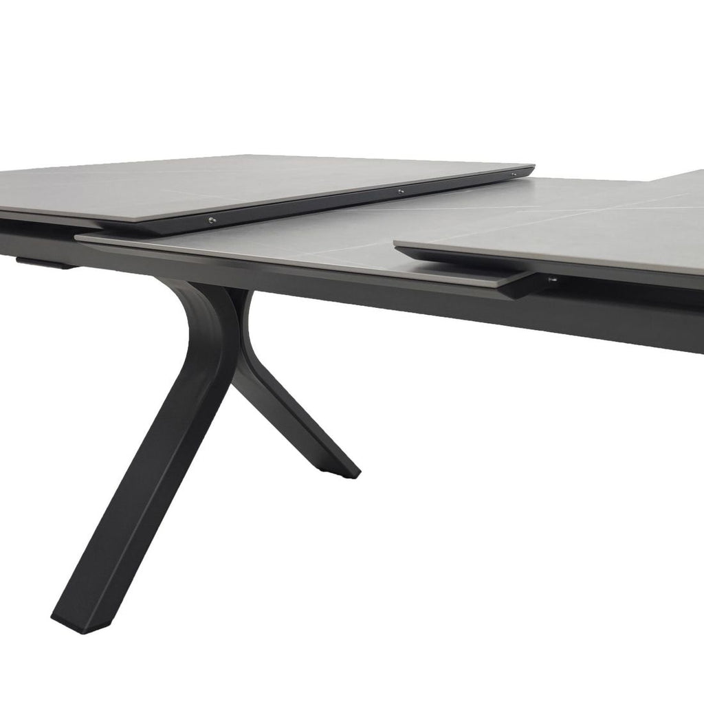 Nærbilde av X-formede ben på Uttrekkbart hagebord Bari 240/300x100cm aluminium/Sinterstone