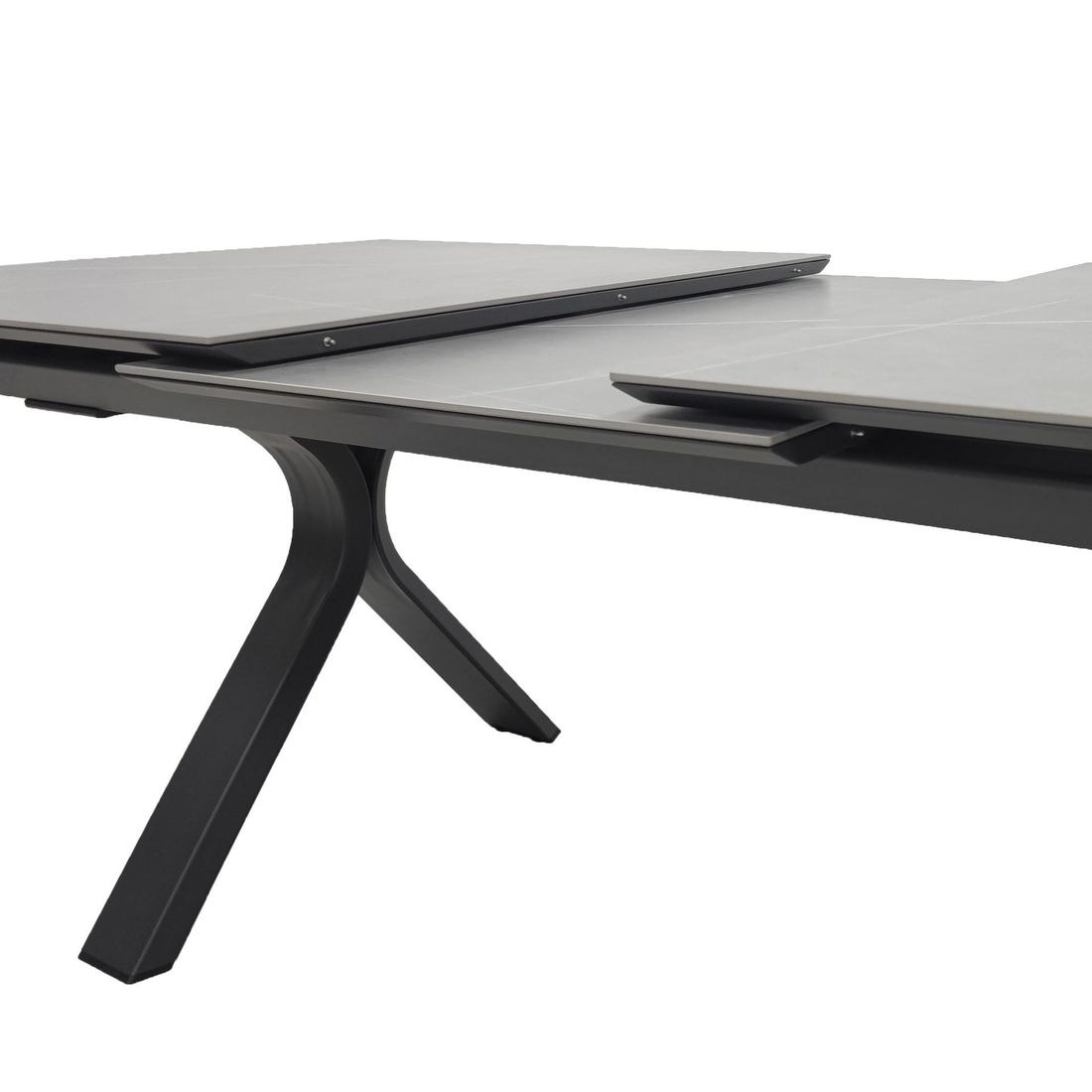 Nærbilde av X-formede ben på Uttrekkbart hagebord Bari 240/300x100cm aluminium/Sinterstone