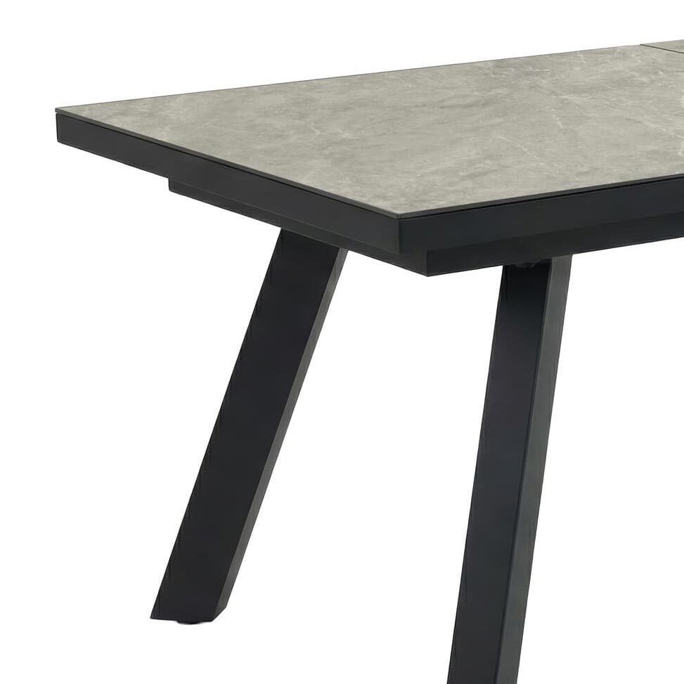 Montert Uttrekkbart hagebord Como 240/360x100 cm aluminium på terrasse