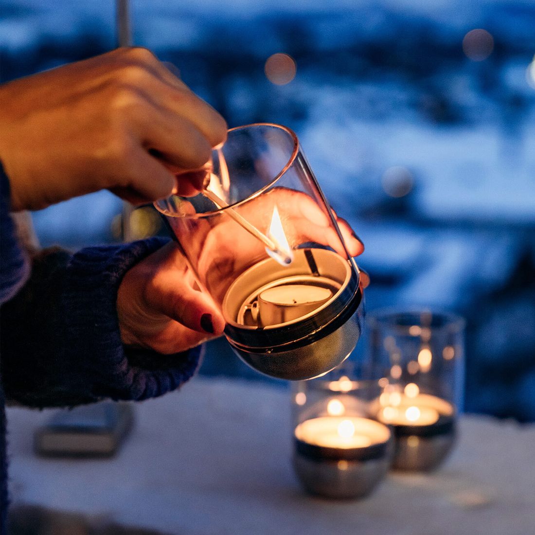 Vindlys Gravity Candle M90 Ø8 cm sølv montert i hage