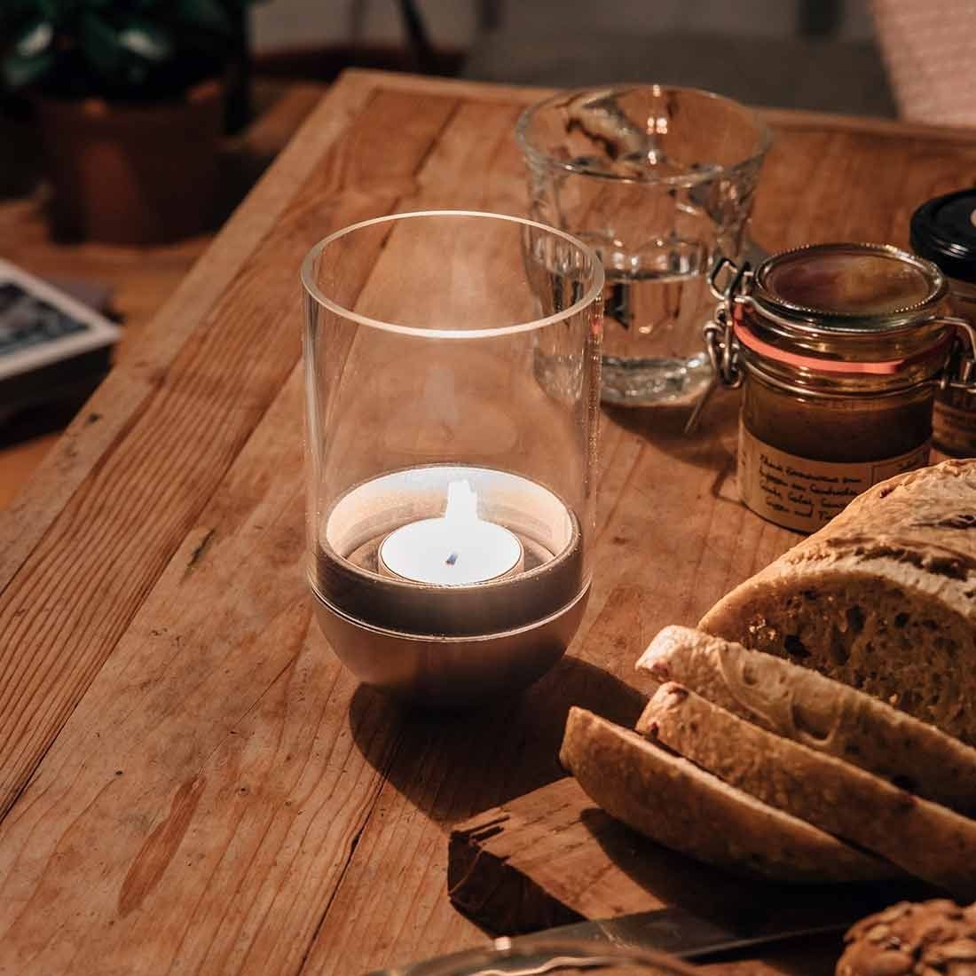 Detaljbilde av kardanisk oppheng på Vindlys Gravity Candle M90 Ø8 cm sølv
